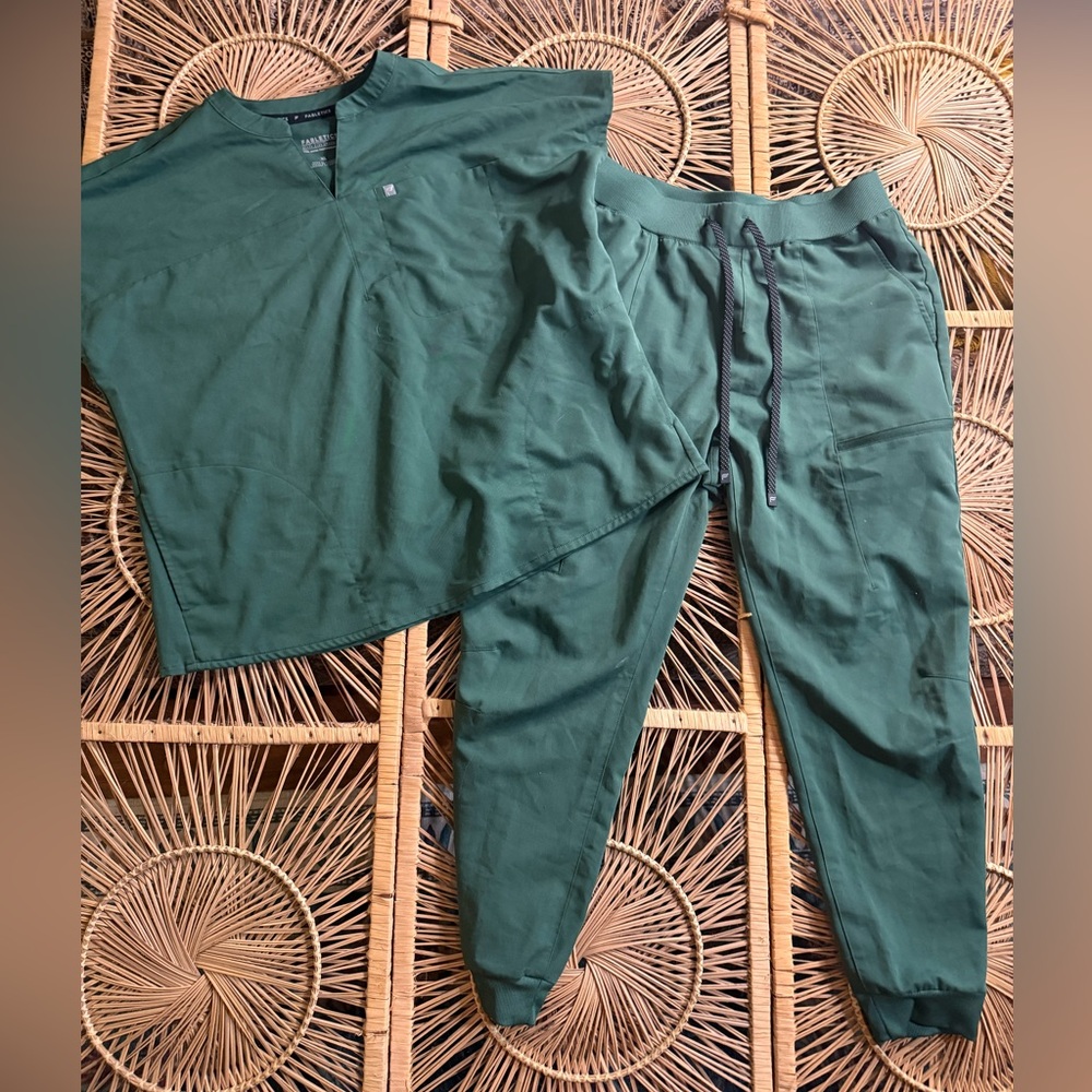 Fabletics Women's Two-Piece Active Set in Forest Green